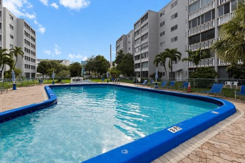 Copropriété à vendre à Hallandale Beach, Floride: 2 chambres, 101.45 m2 № 2087566 - photo 22