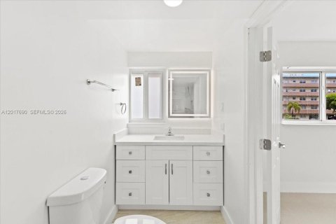 Copropriété à vendre à Hallandale Beach, Floride: 2 chambres, 101.45 m2 № 2087566 - photo 12