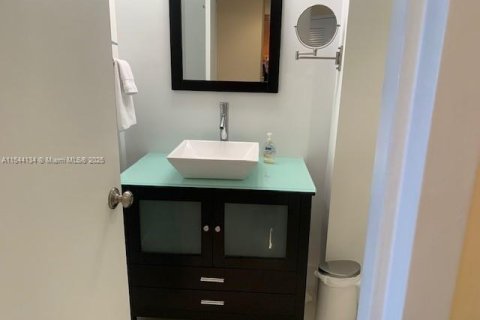 Condo in Miami Beach, Florida  № 2013280 - photo 11