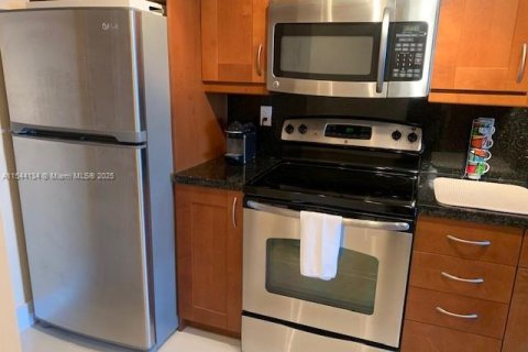 Condo in Miami Beach, Florida  № 2013280 - photo 9