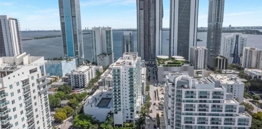 Condominio en Miami, Florida, 2 dormitorios  № 1953487