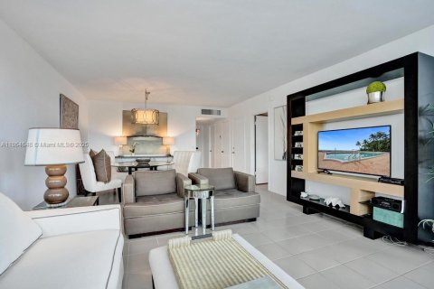 Condo in Palm Beach, Florida, 1 bedroom  № 1892820 - photo 13