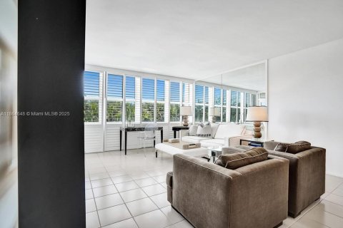 Condo in Palm Beach, Florida, 1 bedroom  № 1892820 - photo 15