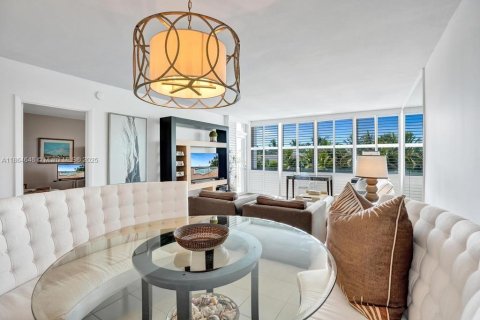 Condo in Palm Beach, Florida, 1 bedroom  № 1892820 - photo 19