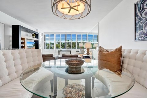Condo in Palm Beach, Florida, 1 bedroom  № 1892820 - photo 18