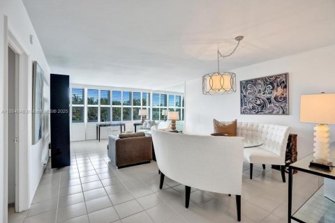 Condo in Palm Beach, Florida, 1 bedroom  № 1892820 - photo 17