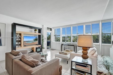 Condo in Palm Beach, Florida, 1 bedroom  № 1892820 - photo 12