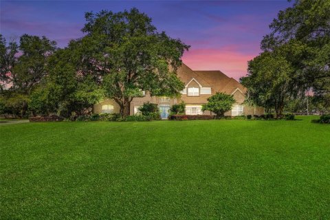 House in Haines City, Florida 5 bedrooms, 477.52 sq.m. № 424948 - photo 1