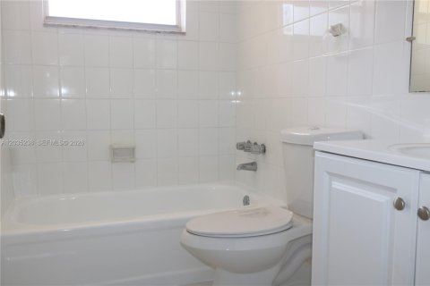 Condominio en alquiler en Miami, Florida, 1 dormitorio, 66.15 m2 № 2253515 - foto 4