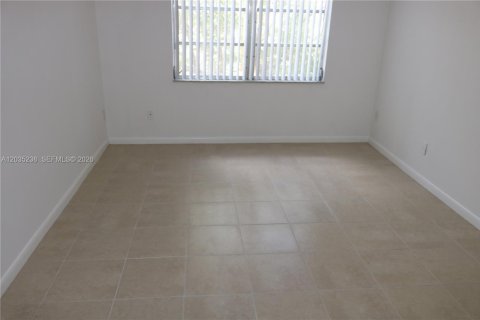 Condominio en alquiler en Miami, Florida, 1 dormitorio, 66.15 m2 № 2253515 - foto 2