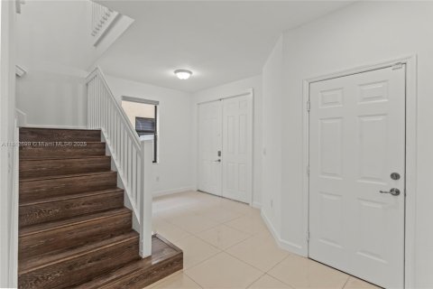 House in Hialeah, Florida 4 bedrooms, 228.73 sq.m. № 1874321 - photo 7