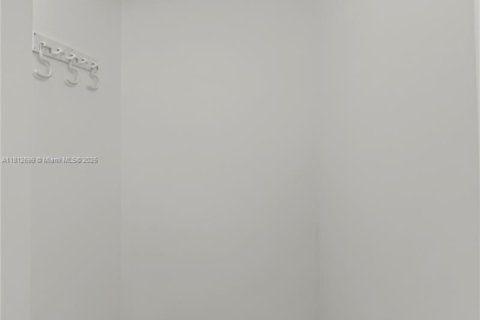 House in Hialeah, Florida 4 bedrooms, 228.73 sq.m. № 1874321 - photo 20