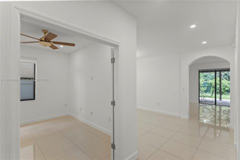House in Hialeah, Florida 4 bedrooms, 228.73 sq.m. № 1874321 - photo 8
