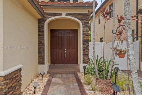 House in Hialeah, Florida 4 bedrooms, 228.73 sq.m. № 1874321 - photo 2