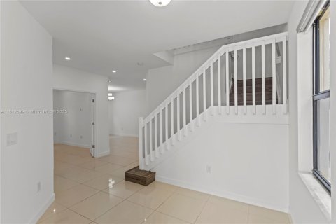 House in Hialeah, Florida 4 bedrooms, 228.73 sq.m. № 1874321 - photo 12