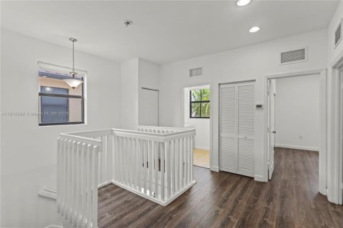 House in Hialeah, Florida 4 bedrooms, 228.73 sq.m. № 1874321 - photo 9