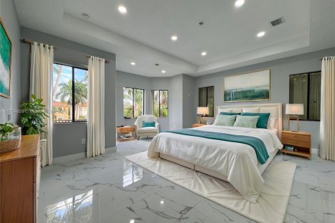 House in Cutler Bay, Florida 5 bedrooms, 438.22 sq.m. № 1457647 - photo 7