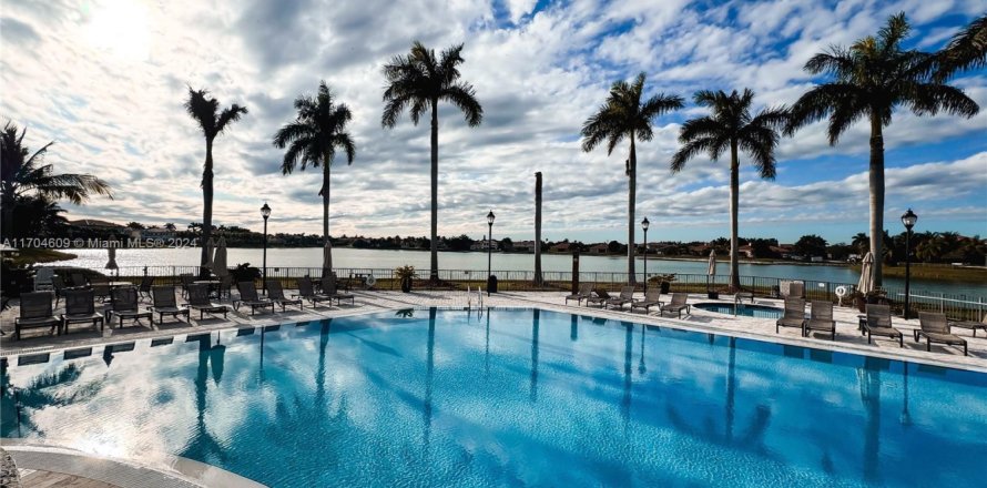 House in Cutler Bay, Florida 5 bedrooms, 438.22 sq.m. № 1457647