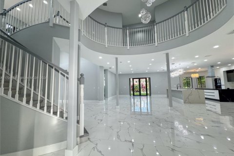 House in Cutler Bay, Florida 5 bedrooms, 438.22 sq.m. № 1457647 - photo 10