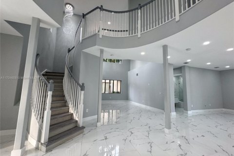 House in Cutler Bay, Florida 5 bedrooms, 438.22 sq.m. № 1457647 - photo 13