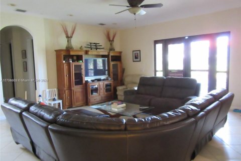 House in Cutler Bay, Florida 5 bedrooms, 438.22 sq.m. № 1457647 - photo 27