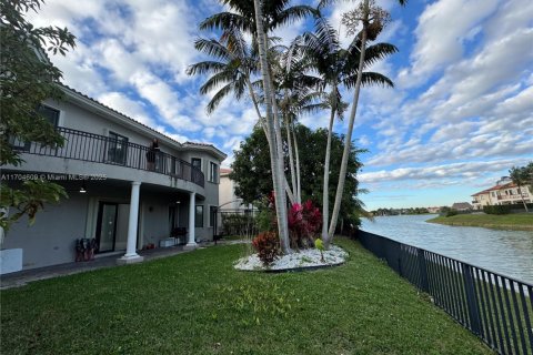 House in Cutler Bay, Florida 5 bedrooms, 438.22 sq.m. № 1457647 - photo 15