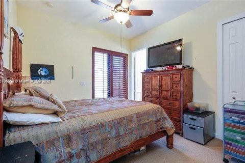 House in Cutler Bay, Florida 5 bedrooms, 438.22 sq.m. № 1457647 - photo 28