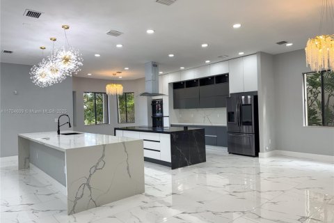 House in Cutler Bay, Florida 5 bedrooms, 438.22 sq.m. № 1457647 - photo 11