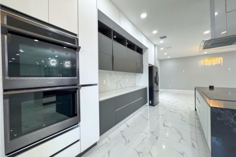 House in Cutler Bay, Florida 5 bedrooms, 438.22 sq.m. № 1457647 - photo 12