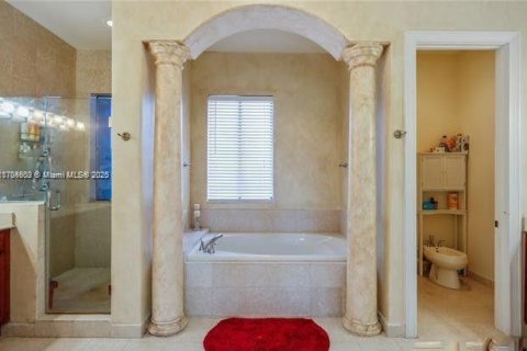 House in Cutler Bay, Florida 5 bedrooms, 438.22 sq.m. № 1457647 - photo 24