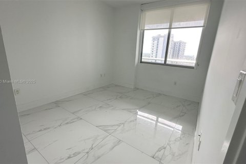 Condo in North Miami Beach, Florida, 2 bedrooms  № 1850771 - photo 17
