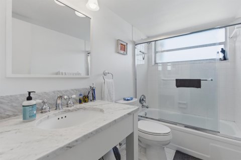 Condo in South Palm Beach, Florida, 2 bedrooms № 2083348 - photo 25