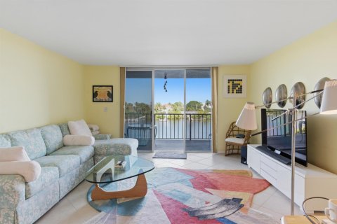 Condo in South Palm Beach, Florida, 2 bedrooms № 2083348 - photo 8