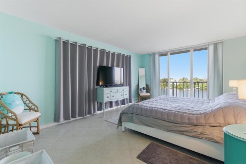 Condo in South Palm Beach, Florida, 2 bedrooms № 2083348 - photo 21