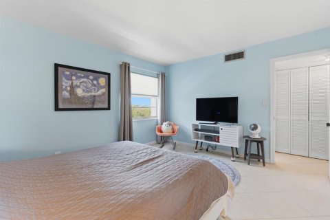 Condo in South Palm Beach, Florida, 2 bedrooms № 2083348 - photo 19