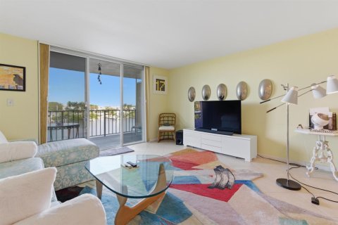 Condo in South Palm Beach, Florida, 2 bedrooms № 2083348 - photo 10