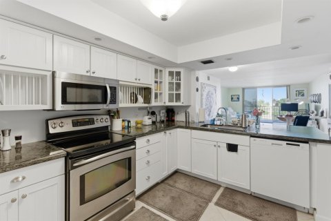 Condo in South Palm Beach, Florida, 2 bedrooms № 2083348 - photo 16