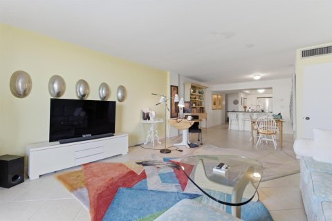 Condo in South Palm Beach, Florida, 2 bedrooms № 2083348 - photo 11
