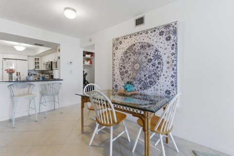 Condo in South Palm Beach, Florida, 2 bedrooms № 2083348 - photo 13