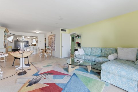 Condo in South Palm Beach, Florida, 2 bedrooms № 2083348 - photo 9