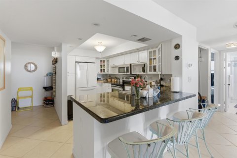 Condo in South Palm Beach, Florida, 2 bedrooms № 2083348 - photo 14