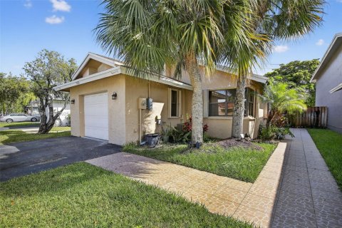 Casa en alquiler en Sunrise, Florida, 3 dormitorios, 135.64 m2 № 1875717 - foto 4
