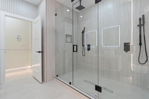 House in Hollywood, Florida 4 bedrooms, 133.04 sq.m. № 1848257 - photo 13