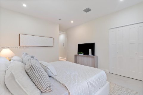 House in Hollywood, Florida 4 bedrooms, 133.04 sq.m. № 1848257 - photo 16