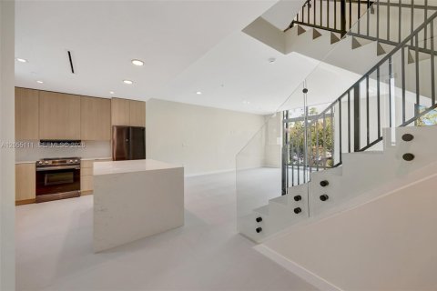 Touwnhouse à vendre à Miami, Floride: 3 chambres, 226.87 m2 № 2269506 - photo 9