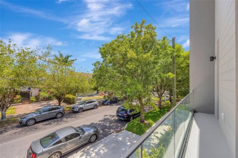 Touwnhouse à vendre à Miami, Floride: 3 chambres, 226.87 m2 № 2269506 - photo 14