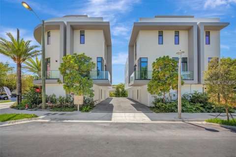Touwnhouse à vendre à Miami, Floride: 3 chambres, 226.87 m2 № 2269506 - photo 2