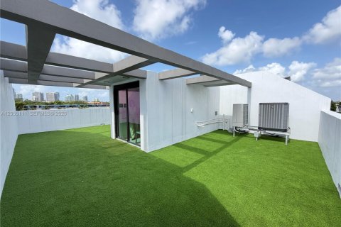 Touwnhouse à vendre à Miami, Floride: 3 chambres, 226.87 m2 № 2269506 - photo 22