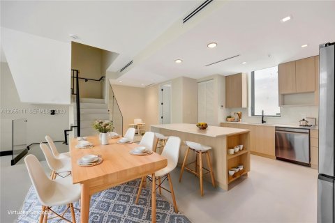 Touwnhouse à vendre à Miami, Floride: 3 chambres, 226.87 m2 № 2269506 - photo 4