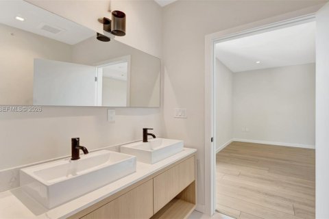 Touwnhouse à vendre à Miami, Floride: 3 chambres, 226.87 m2 № 2269506 - photo 18